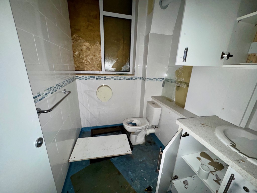 Lot: 72 - FORMER DANCE STUDIO AND TWO-BEDROOM FLAT - WC